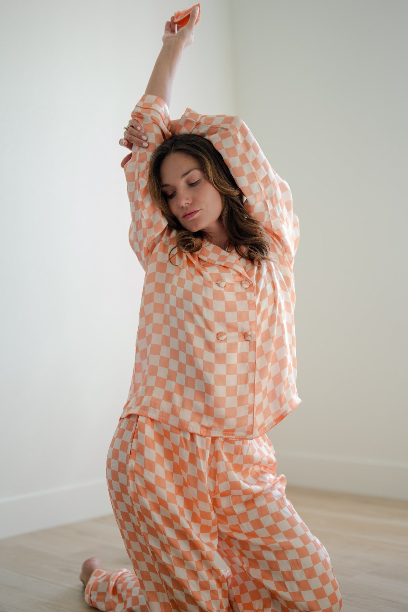 Grapefruit Check alternate movement pose